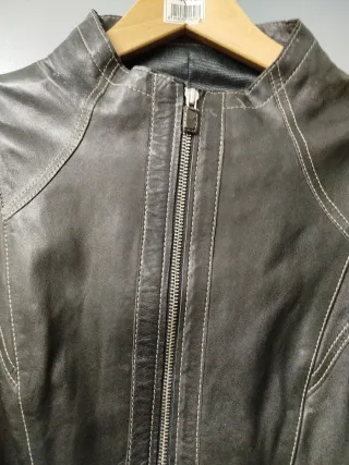 Cazadora de piel negra