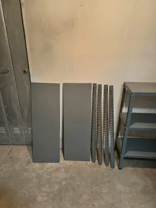 Estanterías metálicas grises