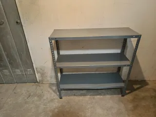 Estanterías metálicas grises