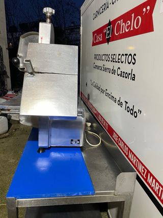 Mesa de acero inoxidable con tabla para carnicería