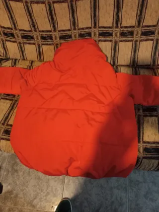 Abrigo acolchado rojo con cuello alto