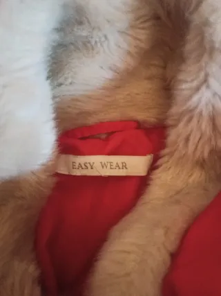 Abrigo acolchado rojo con cuello alto