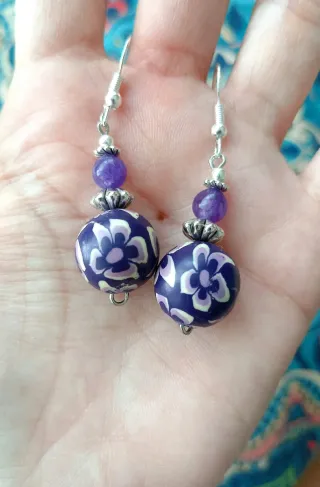 Pendientes morados con flores plateadas