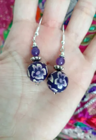 Pendientes morados con flores plateadas
