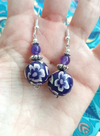 Pendientes morados con flores plateadas