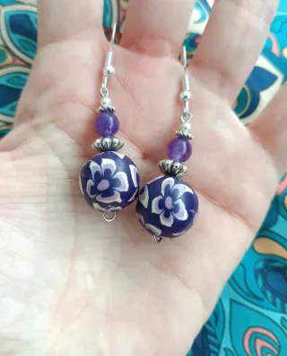 Pendientes morados con flores plateadas