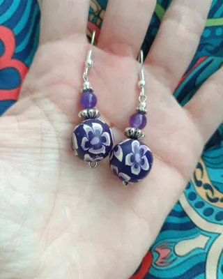 Pendientes morados con flores plateadas