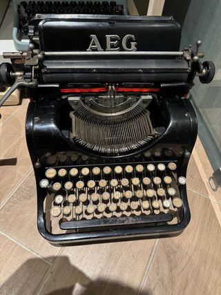 Macchina da scrivere AEG Olympia