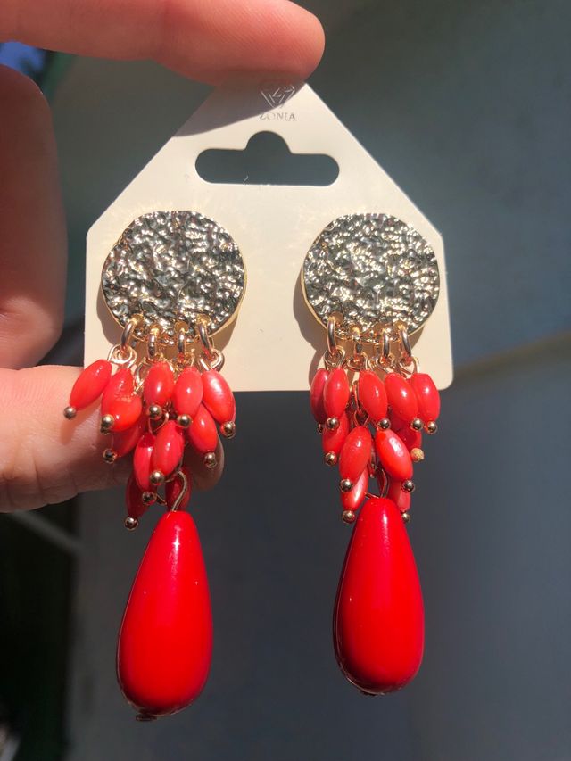 Pendientes dorados con coral rojo