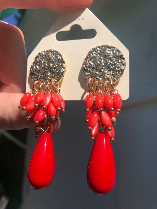 Pendientes dorados con coral rojo