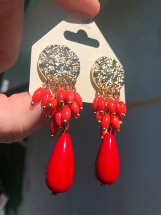 Pendientes dorados con coral rojo