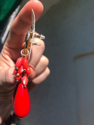 Pendientes dorados con coral rojo