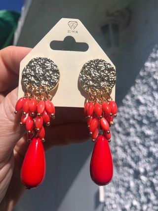 Pendientes dorados con coral rojo