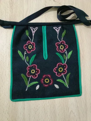 Faltriqueras bordadas