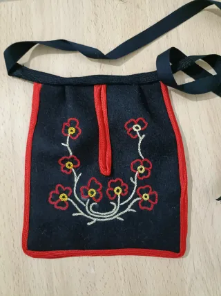 Faltriqueras bordadas