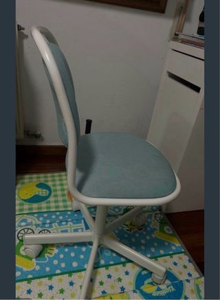 Silla de oficina azul y blanca