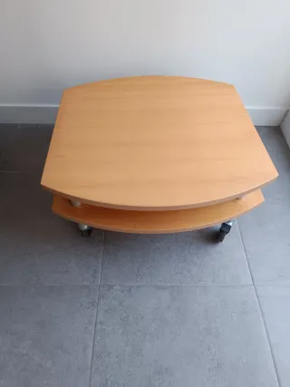 Mesa de centro de madera y metal con ruedas