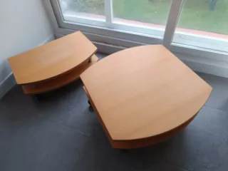 Mesa de centro de madera y metal con ruedas