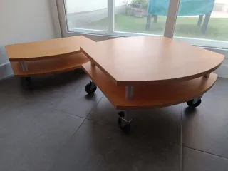Mesa de centro de madera y metal con ruedas
