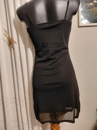 Abito con strass e bretelle