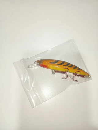 Señuelo de pesca naranja y negro
