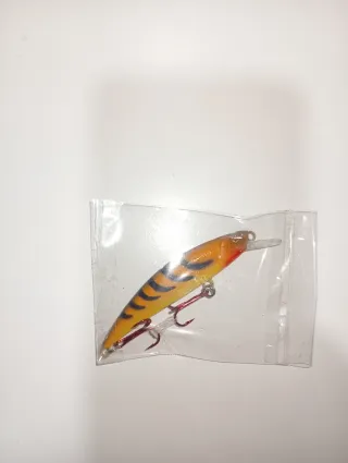 Señuelo de pesca naranja y negro