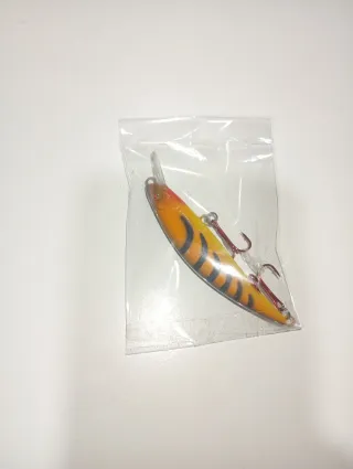 Señuelo de pesca naranja y negro