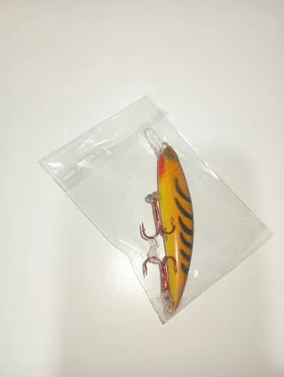 Señuelo de pesca naranja y negro