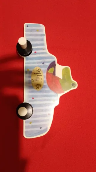 Perchero infantil azul y multicolor