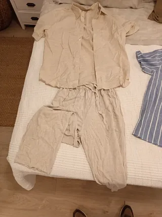 2 Camisas y 1 pantalón de lino a rayas.