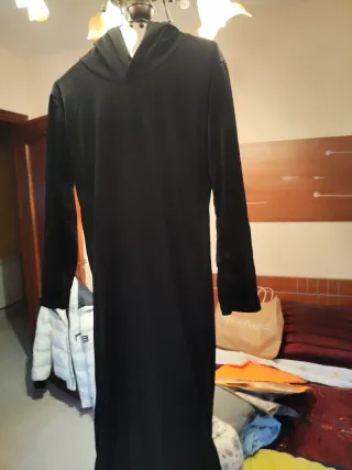 Disfraz negro con capucha