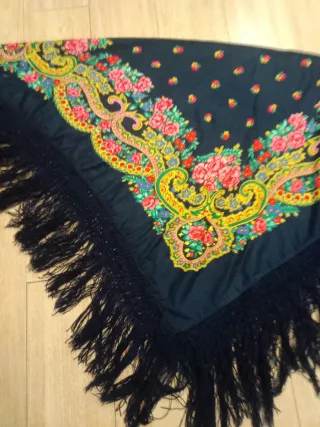 Manton azul con flecos y estampado floral