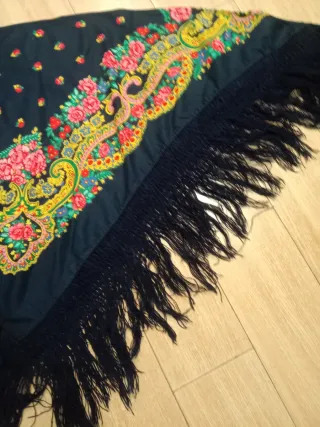 Manton azul con flecos y estampado floral
