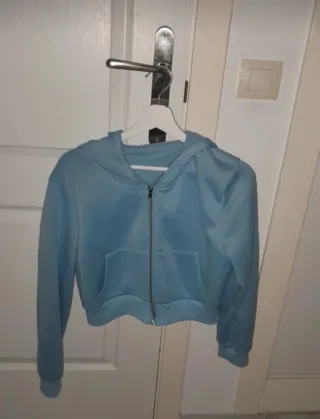 Sudadera azul con cremallera y capucha