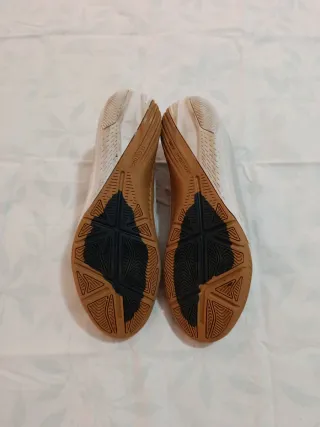 Zapatos de fútbol sala blancos y negros