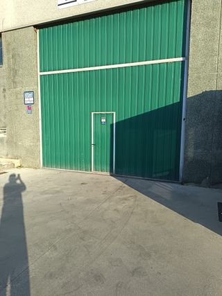 Puerta de pabellón industrial verde