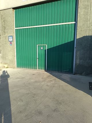 Puerta de pabellón industrial verde