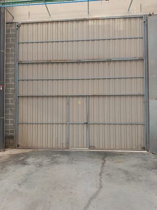 Puerta de pabellón industrial verde