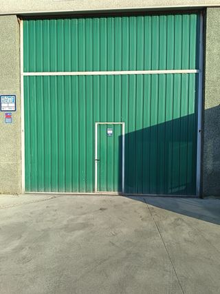 Puerta de pabellón industrial verde
