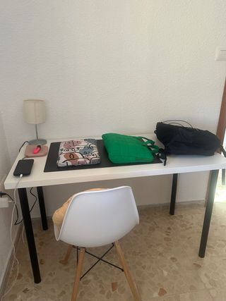 Mesa de escritorio Ikea blanca y negra