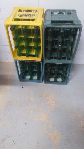 Cajas de sidra con botellas (2 amarillas, 2 verdes