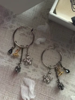 Pendientes Vivienne Westwood Aros con Colgantes