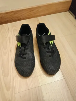 Zapatillas fútbol niño talla 33 negras y verdes
