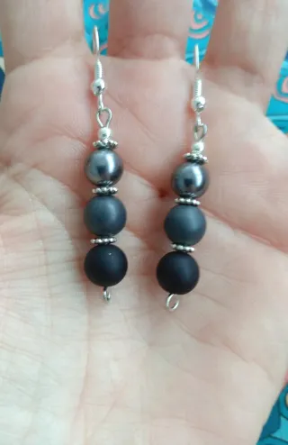 Pendientes de perlas grises y negras