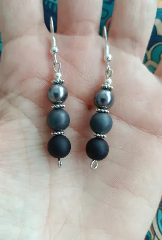 Pendientes de perlas grises y negras