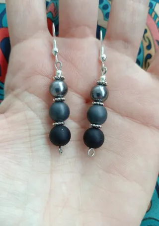 Pendientes de perlas grises y negras