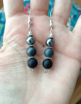Pendientes de perlas grises y negras