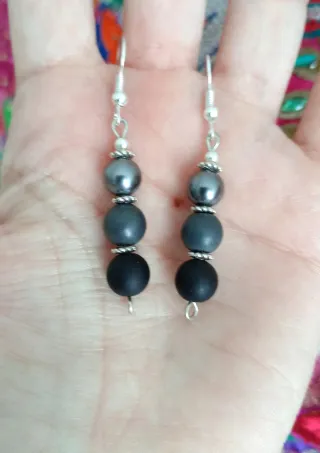 Pendientes de perlas grises y negras