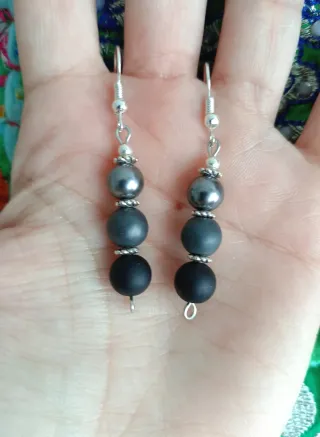 Pendientes de perlas grises y negras