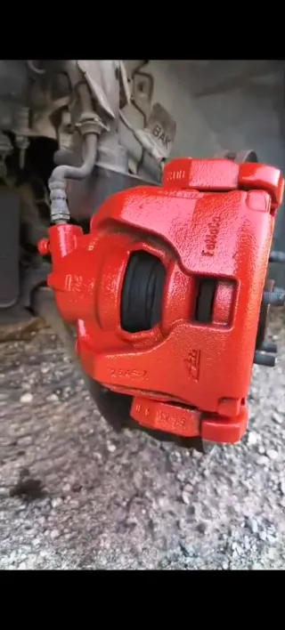 Tapas de motor y pinzas personalizadas